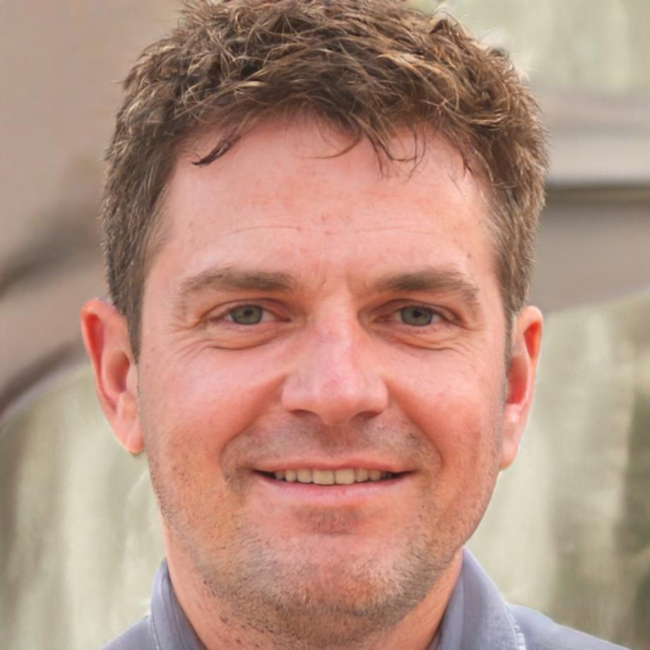 Professional trading mentor with financial analysis background