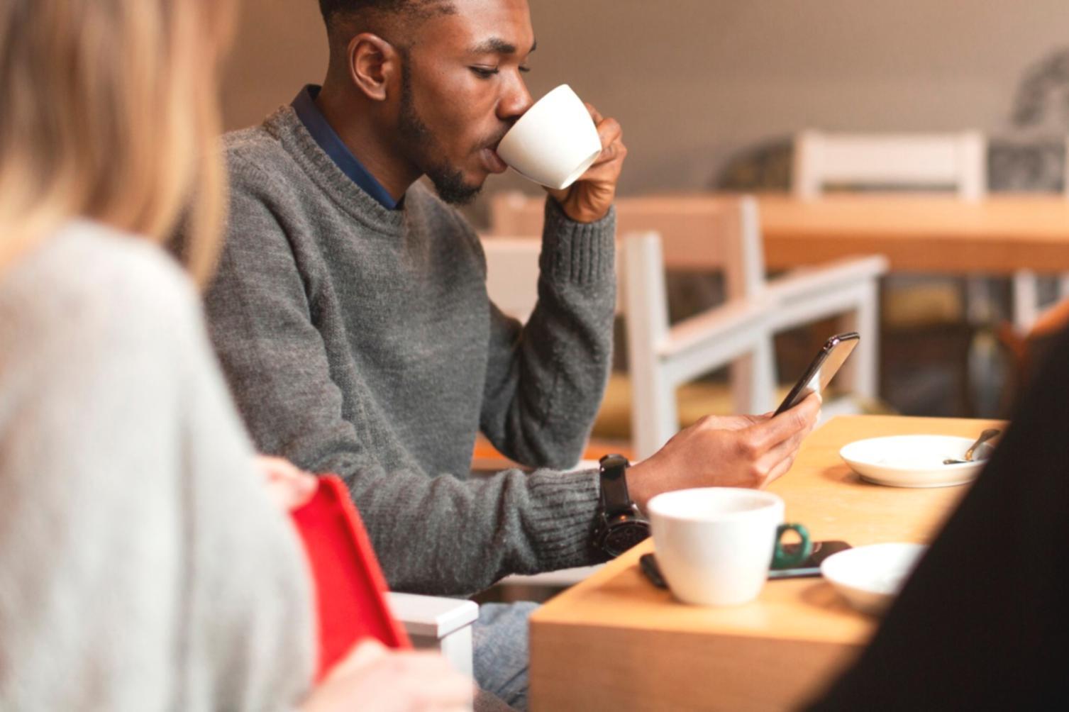 Professional trading education environment with market analysis charts and learning materials